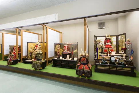 吉貞人形工房の人形の展示コーナー
